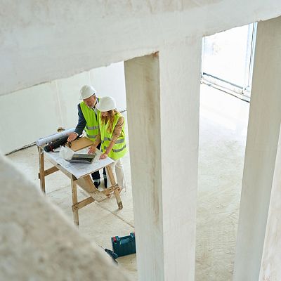 realtor-points-foreman-to-laptop-on-table-next-to-2025-03-09-03-27-19-utc