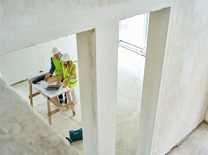 realtor-points-foreman-to-laptop-on-table-next-to-2025-03-09-03-27-19-utc-2
